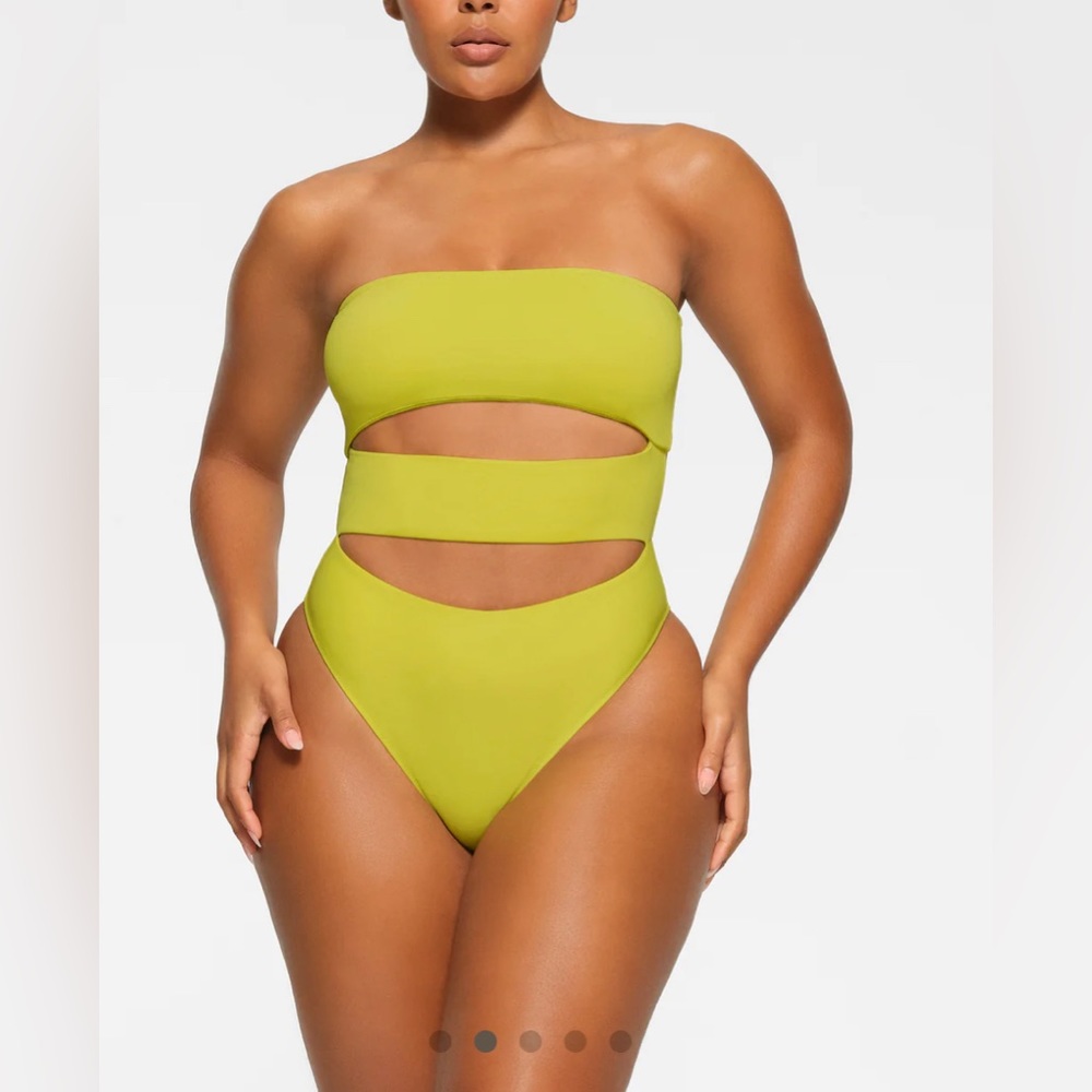 SKIMS STRAPLESS CUT OUT MONOKINI